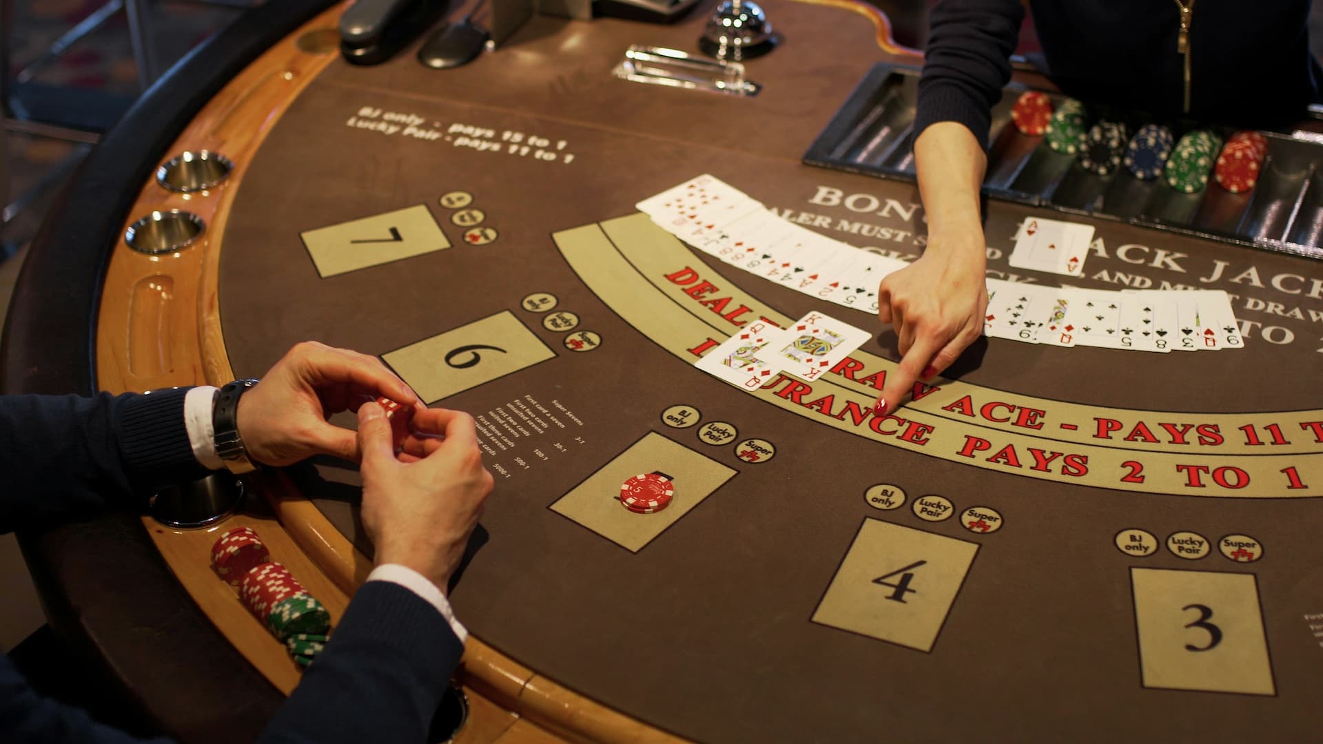 Casinos and Sound Masking: How Ambient Noise Hides Certain Events and Controls Attention